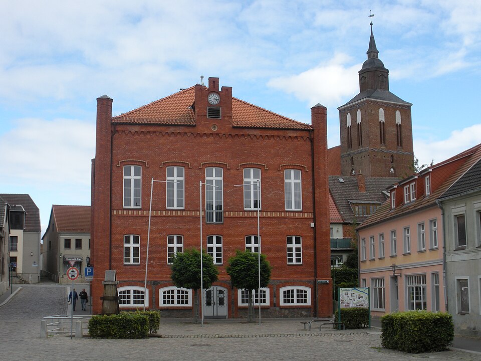 Dach-Fachbetriebe in Altentreptow: Rathaus mit Pfarrkirche