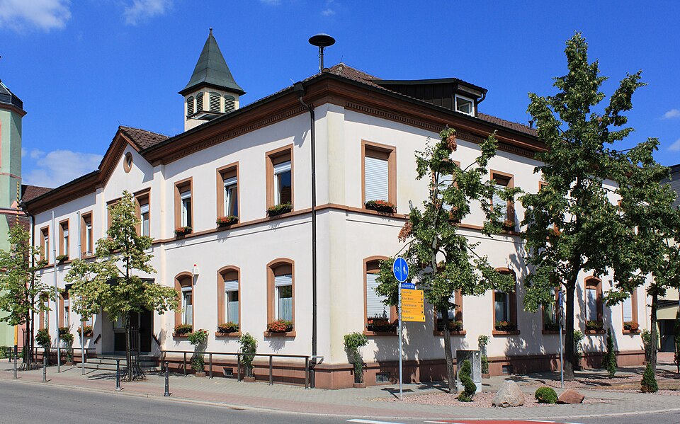 Dach-Fachbetriebe in Altlußheim: Rathaus – Foto: Rudolf Stricker Dach-Fachbetriebe in Altlußheim: Rathaus