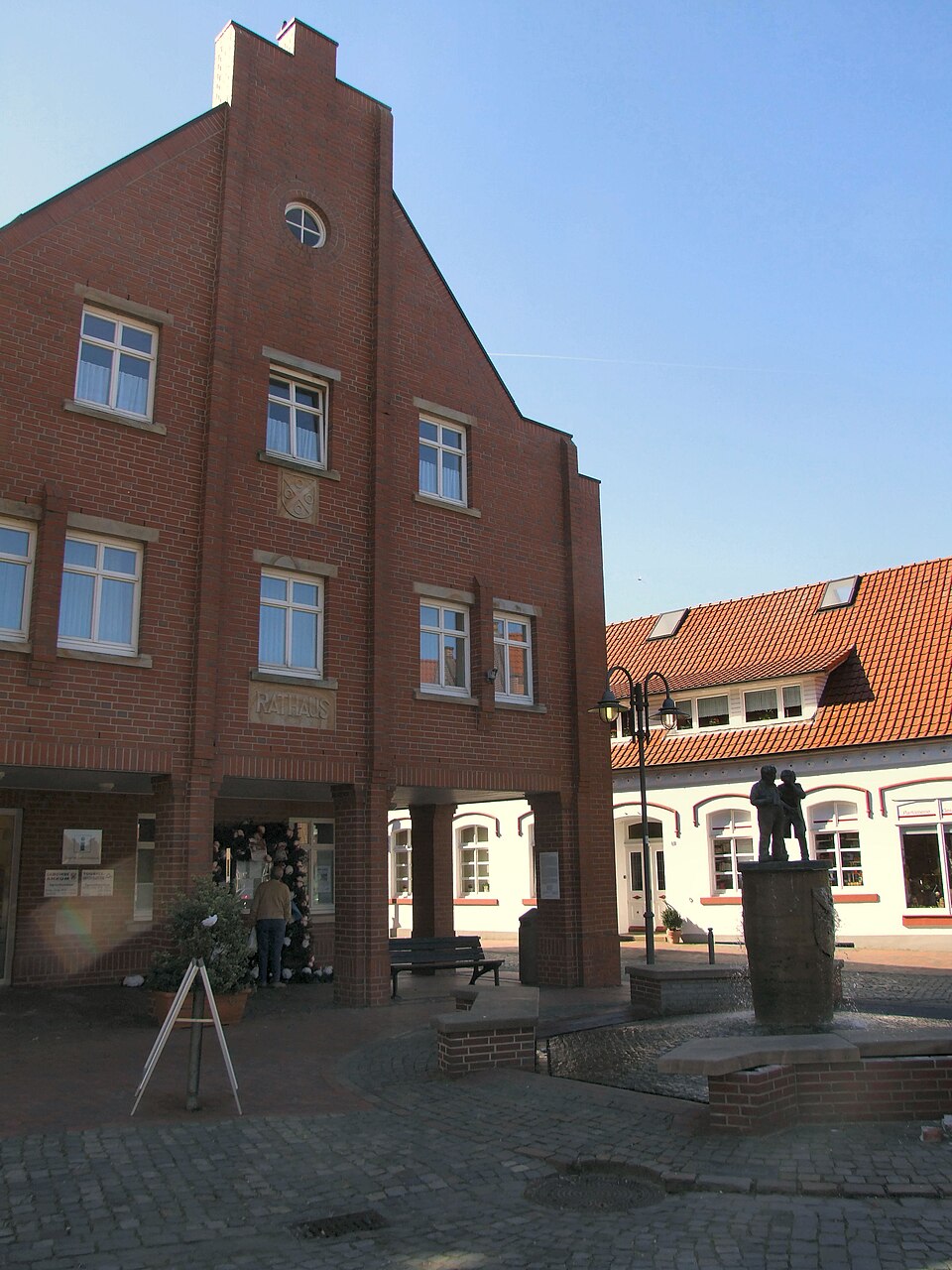 Dach-Fachbetriebe in Ankum: Rathaus – Foto: RoswithaC Dach-Fachbetriebe in Ankum: Rathaus