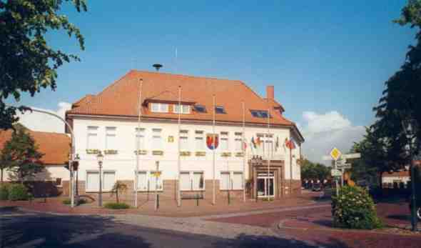 Dach-Fachbetriebe in Apen: Rathaus – Foto: RoswithaC Dach-Fachbetriebe in Apen: Rathaus