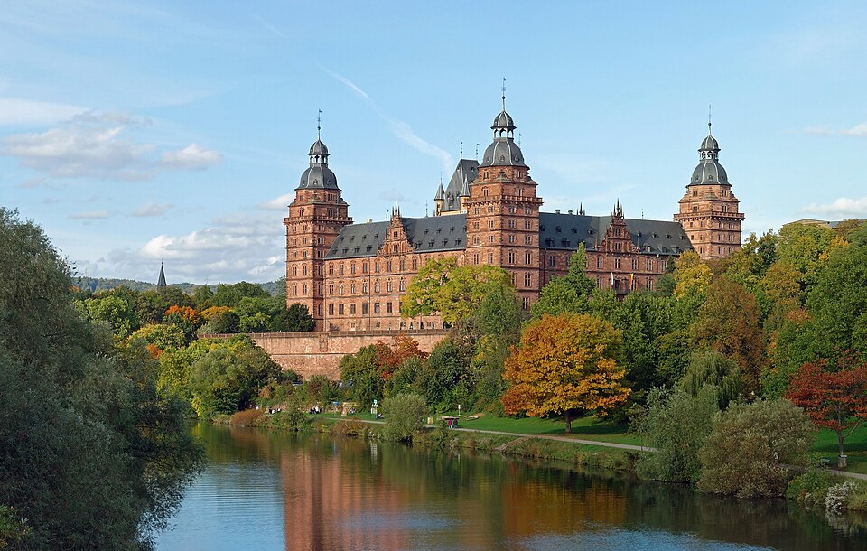 Dach-Fachbetriebe in Aschaffenburg: Aschaffenburger Schloss – Foto: Rainer Lippert → Derivative work: Steffen Schmitz Dach-Fachbetriebe in Aschaffenburg: Aschaffenburger Schloss