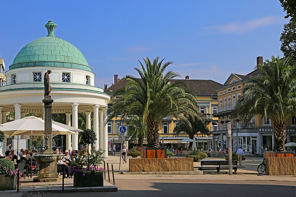 Dach-Fachbetriebe in Bad Pyrmont: Brunnenplatz mit Brunnenhaus – Foto: W. Bulach Dach-Fachbetriebe in Bad Pyrmont: Brunnenplatz mit Brunnenhaus