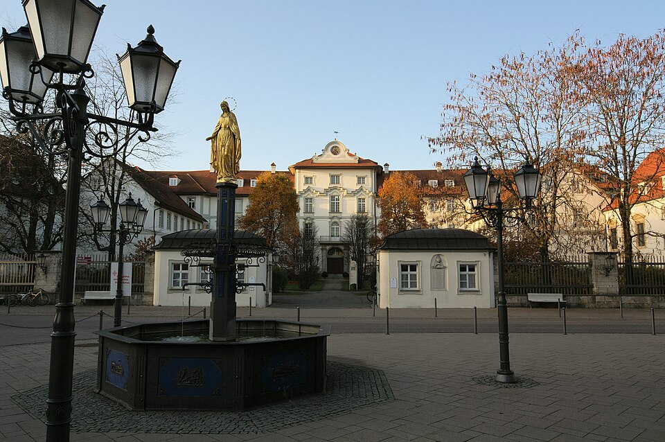 Dach-Fachbetriebe in Bad Wurzach: Schloss und Stadtbrunnen – Foto: Okona Dach-Fachbetriebe in Bad Wurzach: Schloss und Stadtbrunnen