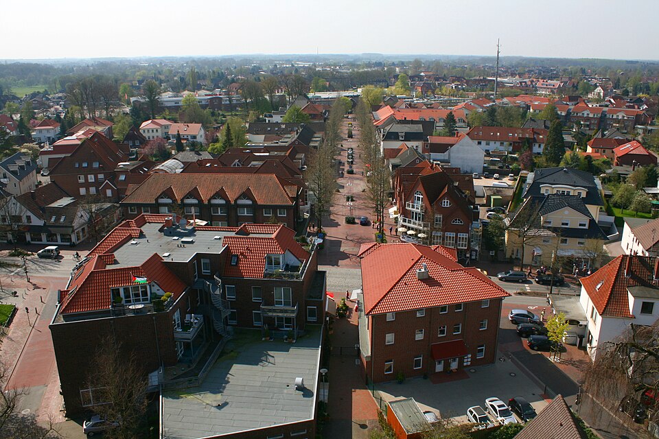Dach-Fachbetriebe in Bad Zwischenahn: Luftbild – Foto: De-okin 11:49, 12 April 2009 Dach-Fachbetriebe in Bad Zwischenahn: Luftbild