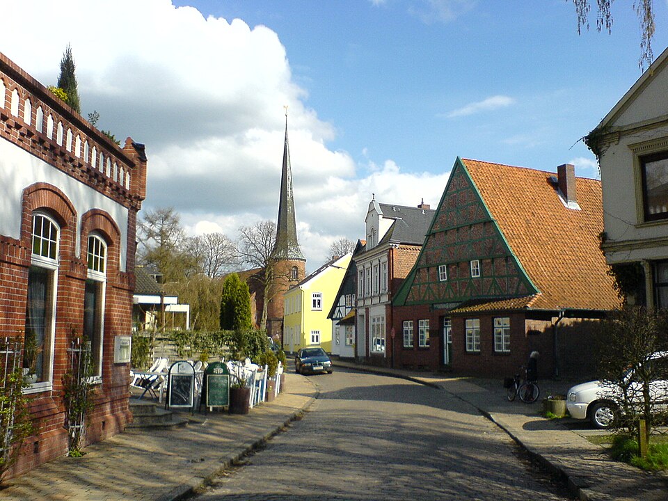 Dach-Fachbetriebe in Barmstedt: Blick zur Kirche