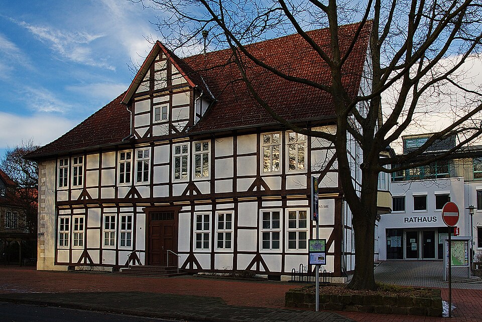 Dach-Fachbetriebe in Barsinghausen: Rathaus – Foto: Losch at German Wikipedia Dach-Fachbetriebe in Barsinghausen: Rathaus