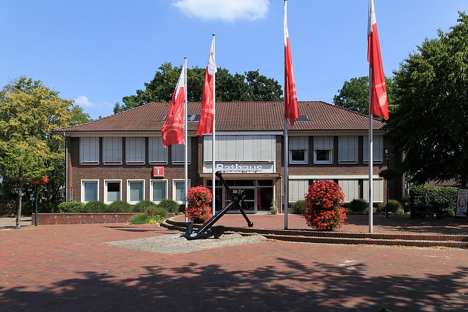 Dach-Fachbetriebe in Barßel: Theodor-Klinker-Platz + Rathaus – Foto: Frank Vincentz Dach-Fachbetriebe in Barßel: Theodor-Klinker-Platz + Rathaus