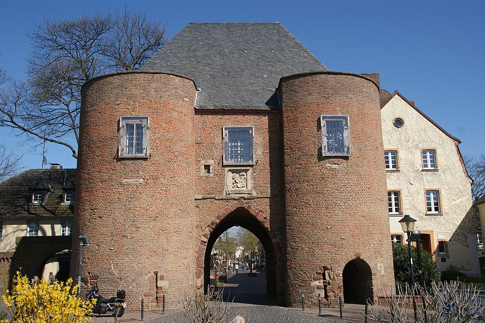 Dach-Fachbetriebe in Bergheim: Aachener Tor – Foto: Tohma Dach-Fachbetriebe in Bergheim: Aachener Tor