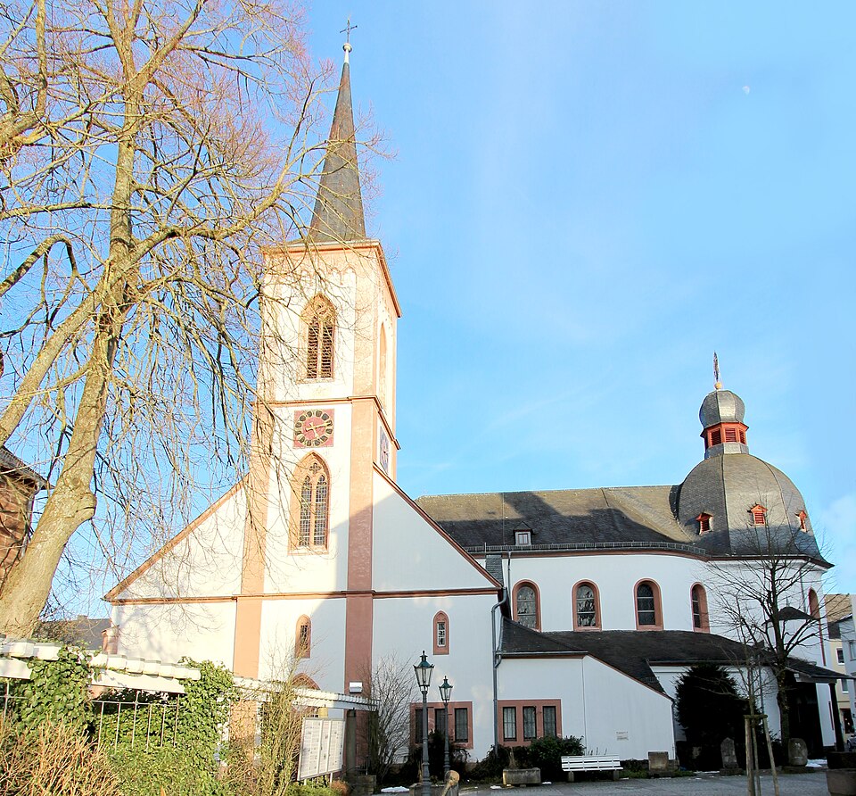 Dach-Fachbetriebe in Bitburg: Katholische Pfarrkirche – Foto: Colling-architektur Dach-Fachbetriebe in Bitburg: Katholische Pfarrkirche