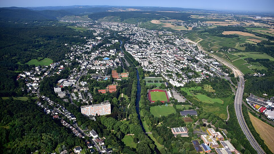 Dach-Fachbetriebe in Bous: Stadtansicht – Foto: Wolkenkratzer Dach-Fachbetriebe in Bous: Stadtansicht