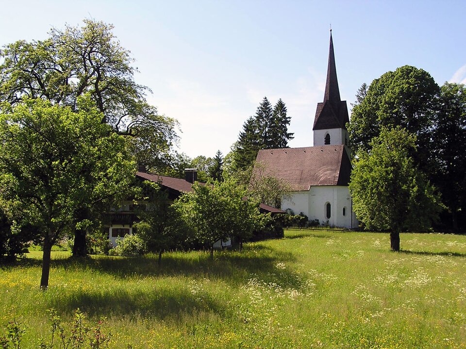 Dach-Fachbetriebe in Brannenburg: Degerndorf, Brannenburger Ägidiuskirche – Foto: Mostpatiently Dach-Fachbetriebe in Brannenburg: Degerndorf, Brannenburger Ägidiuskirche