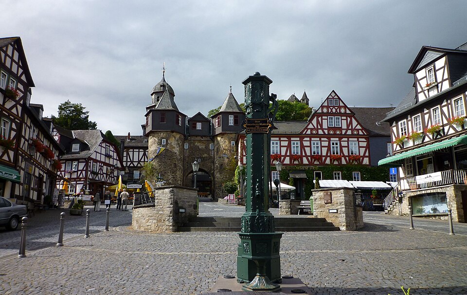 Dach-Fachbetriebe in Braunfels: Marktplatz mit Brunnen und Fachwerkhäusern – Foto: Franzfoto Dach-Fachbetriebe in Braunfels: Marktplatz mit Brunnen und Fachwerkhäusern