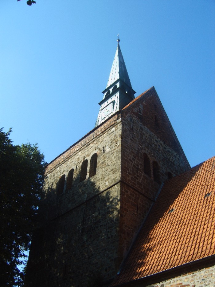 Dach-Fachbetriebe in Bruchhausen-Vilsen: Turm St. Cyriakus Kirche – Foto: Tobiasbruvi Dach-Fachbetriebe in Bruchhausen-Vilsen: Turm St. Cyriakus Kirche