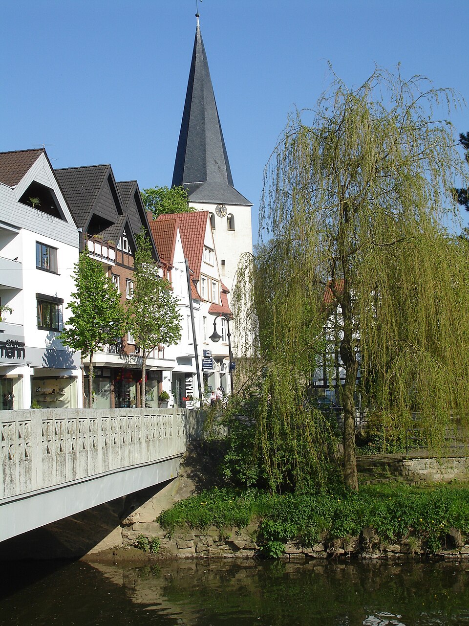 Dach-Fachbetriebe in Bünde: Laurentiuskirche mit Bolldammbrücke – Foto: Arminia1 Dach-Fachbetriebe in Bünde: Laurentiuskirche mit Bolldammbrücke