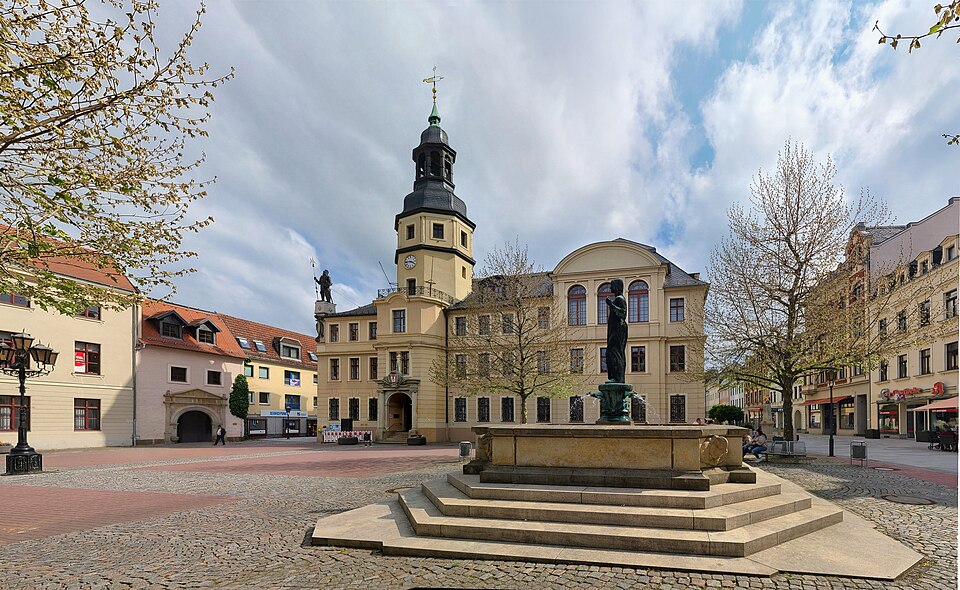 Dach-Fachbetriebe in Crimmitschau: Rathaus mit Brunnen