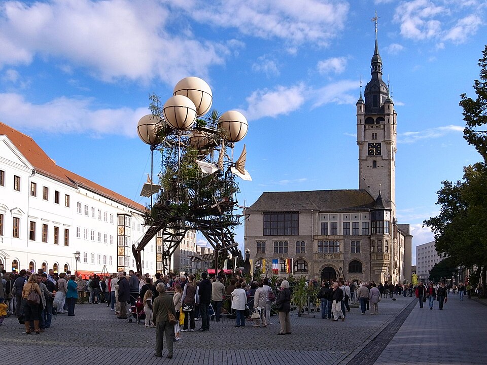 Dach-Fachbetriebe in Dessau-Roßlau: Farbfest Grün,Landung der Aeroflorale II auf dem Marktplatz – Foto: M H.DE Dach-Fachbetriebe in Dessau-Roßlau: Farbfest Grün,Landung der Aeroflorale II auf dem Marktplatz