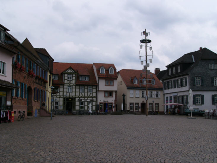 Dach-Fachbetriebe in Dieburg: Marktplatz – Foto: Wikimedia-Autor Dach-Fachbetriebe in Dieburg: Marktplatz