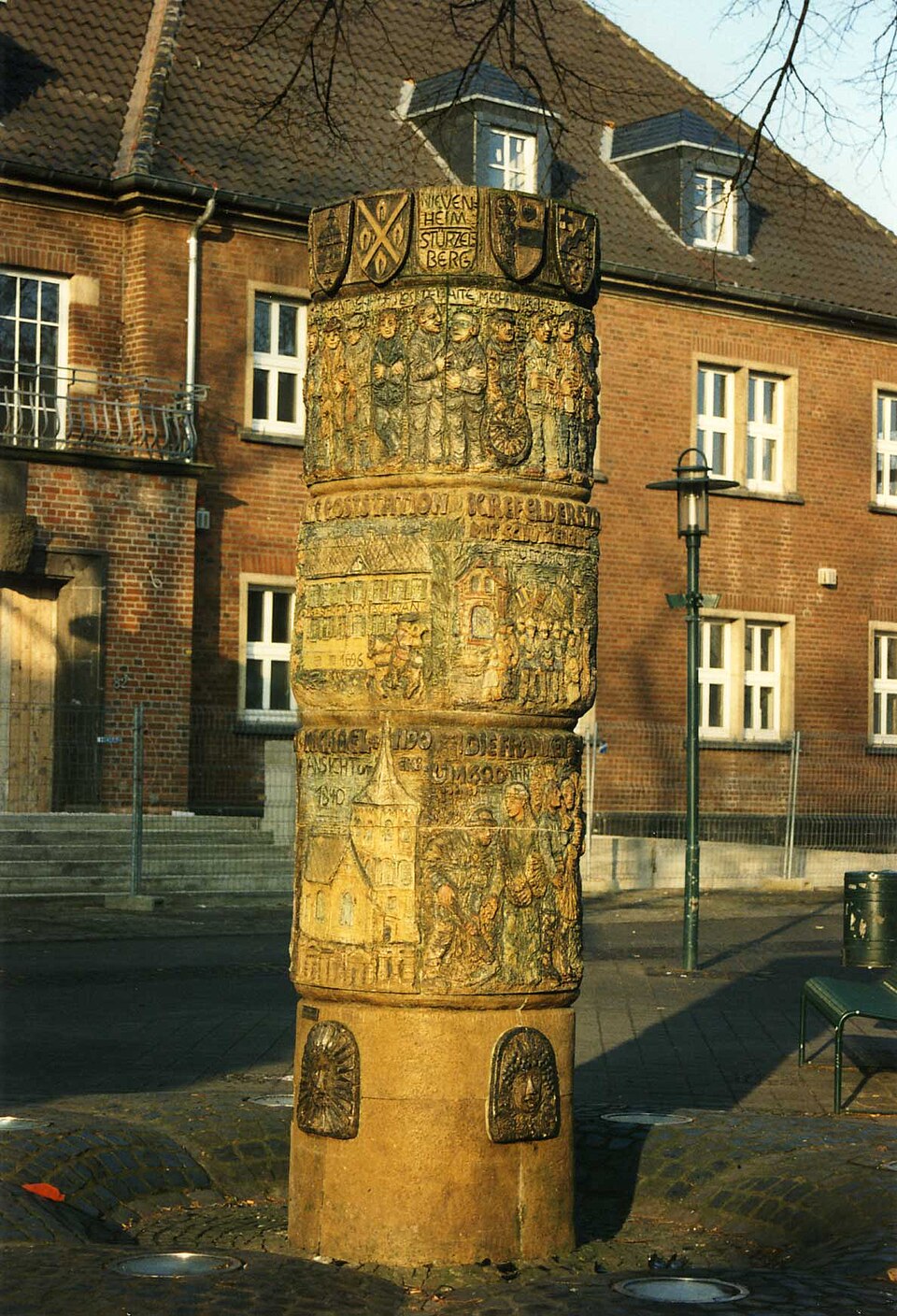 Dach-Fachbetriebe in Dormagen: Rathausbrunnen – Foto: Gerhard Heeke Dach-Fachbetriebe in Dormagen: Rathausbrunnen