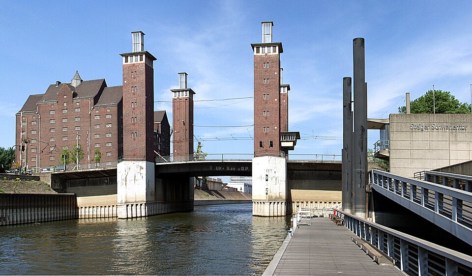Dach-Fachbetriebe in Duisburg: Schwanentorbrücke