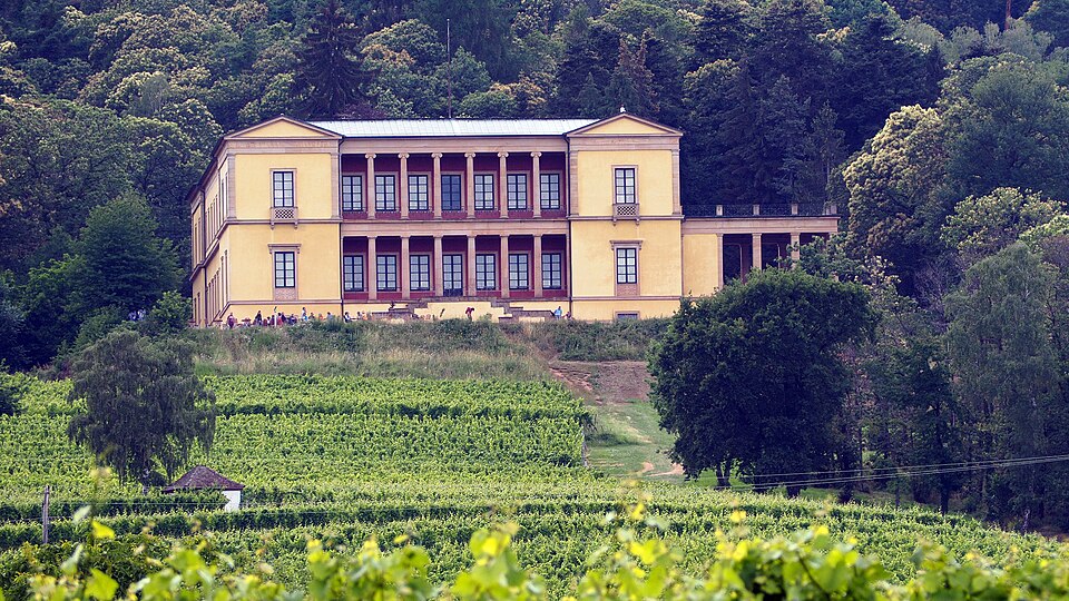Dach-Fachbetriebe in Edenkoben: Villa – Foto: BlueBreezeWiki Dach-Fachbetriebe in Edenkoben: Villa