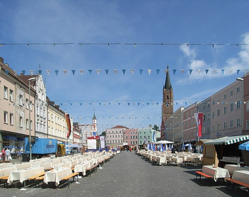 Dach-Fachbetriebe in Eggenfelden: Stadtplatz – Foto: Konrad Lackerbeck Dach-Fachbetriebe in Eggenfelden: Stadtplatz