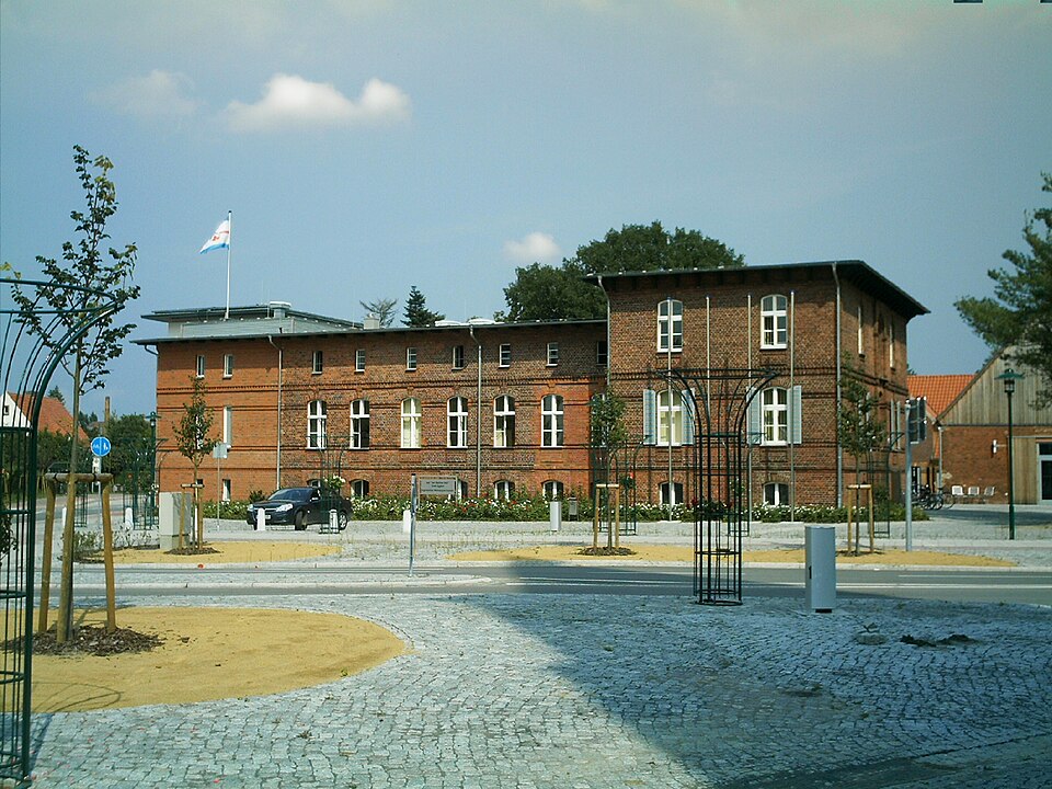 Dach-Fachbetriebe in Eggesin: Rosengarten und Rathaus – Foto: Thomas Böhme Dach-Fachbetriebe in Eggesin: Rosengarten und Rathaus