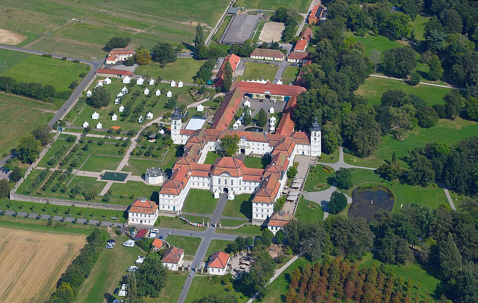 Dach-Fachbetriebe in Eichenzell: Aerial image of Schloss – Foto: Carsten Steger Dach-Fachbetriebe in Eichenzell: Aerial image of Schloss