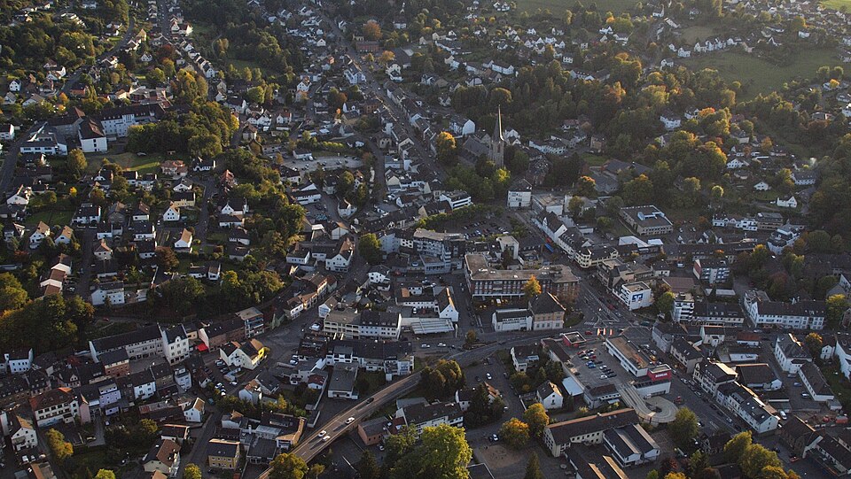 Dach-Fachbetriebe in Eitorf: Stadtansicht – Foto: Wolkenkratzer Dach-Fachbetriebe in Eitorf: Stadtansicht