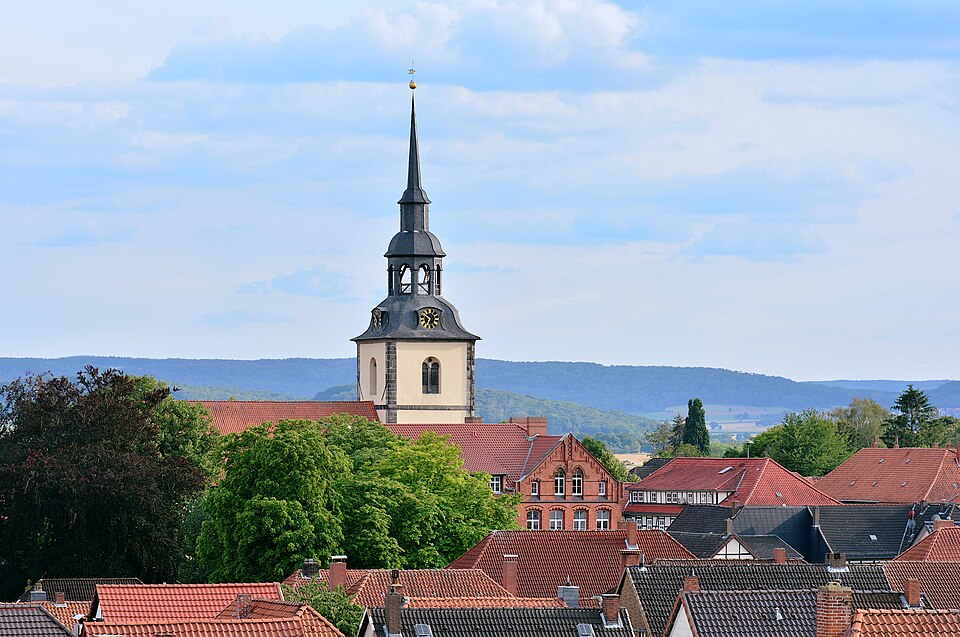 Dach-Fachbetriebe in Elze: Stadtansicht mit Peter und Paul Kirche