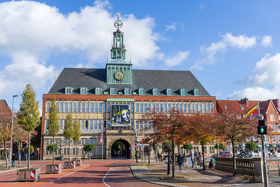 Dach-Fachbetriebe in Emden: Rathaus