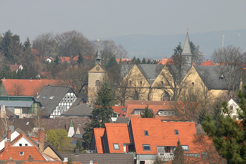 Dach-Fachbetriebe in Enger: Mit Stiftskirche – Foto: Marc-André Aßbrock Dach-Fachbetriebe in Enger: Mit Stiftskirche