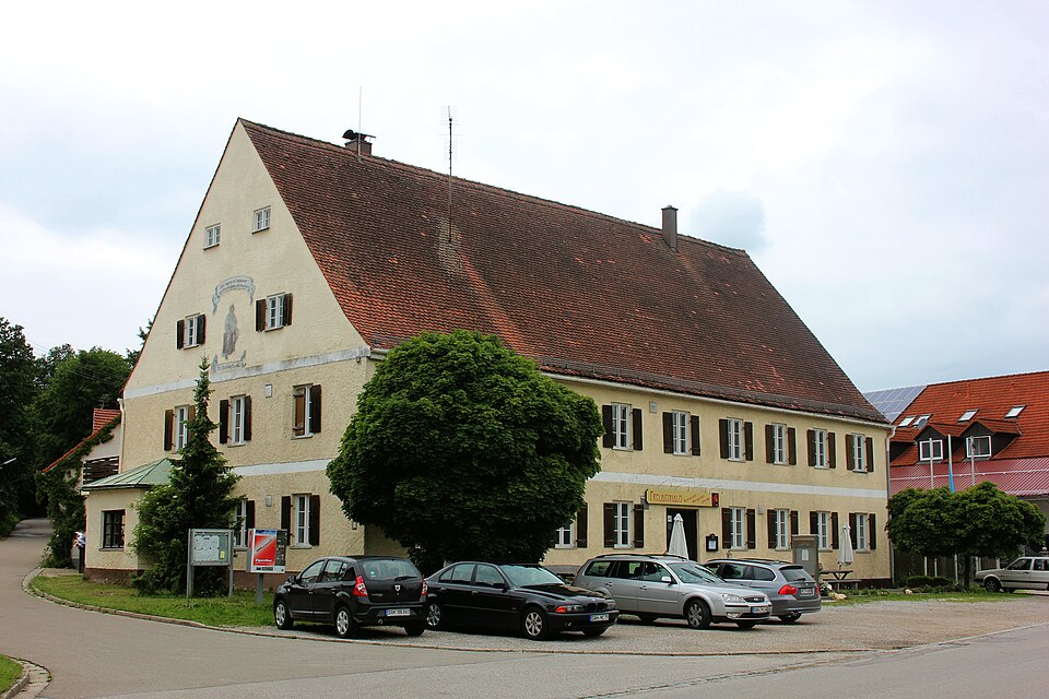 Dach-Fachbetriebe in Erdweg: Kleinberghofen, ehemaliges Rathaus, jetzt Gaststaette