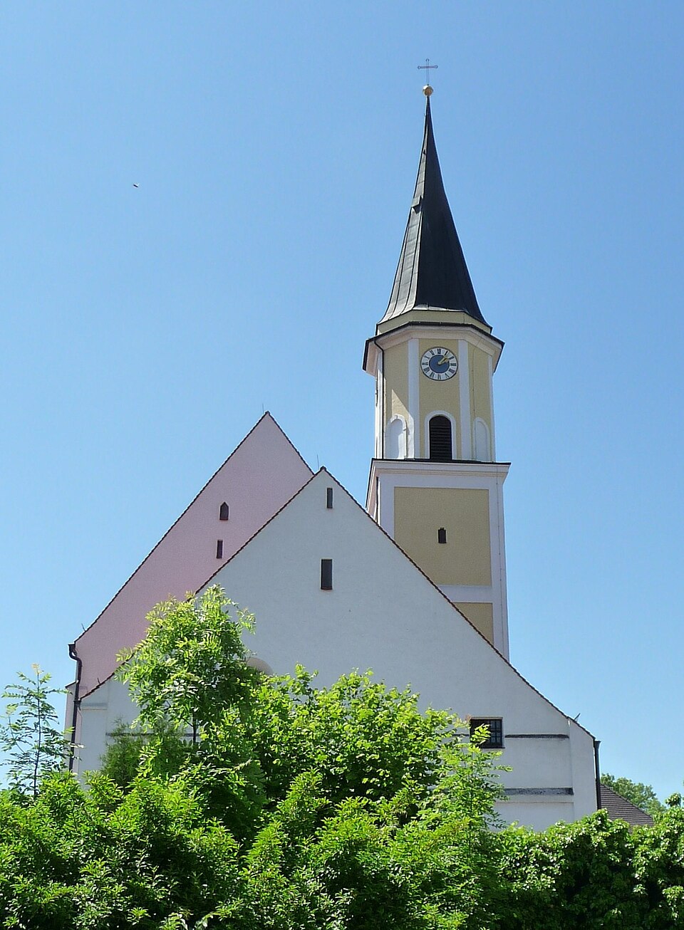 Dach-Fachbetriebe in Ergolding: Pfarrkirche – Foto: Konrad Lackerbeck Dach-Fachbetriebe in Ergolding: Pfarrkirche