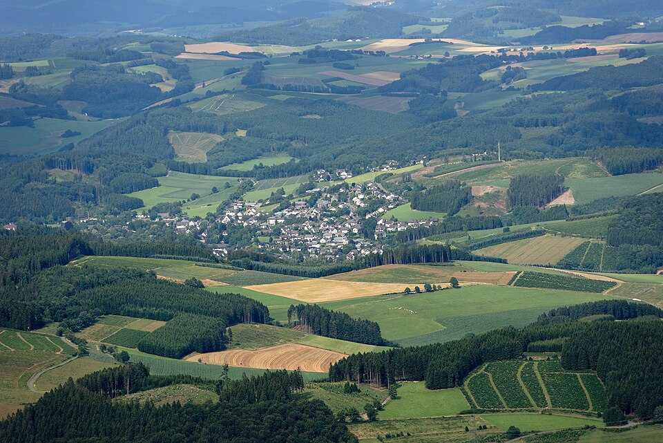 Dach-Fachbetriebe in Eslohe: Stadtansicht – Foto: Petra Klawikowski Dach-Fachbetriebe in Eslohe: Stadtansicht