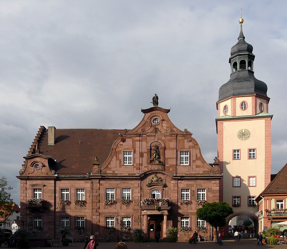 Dach-Fachbetriebe in Ettlingen: Rathaus mit Turm