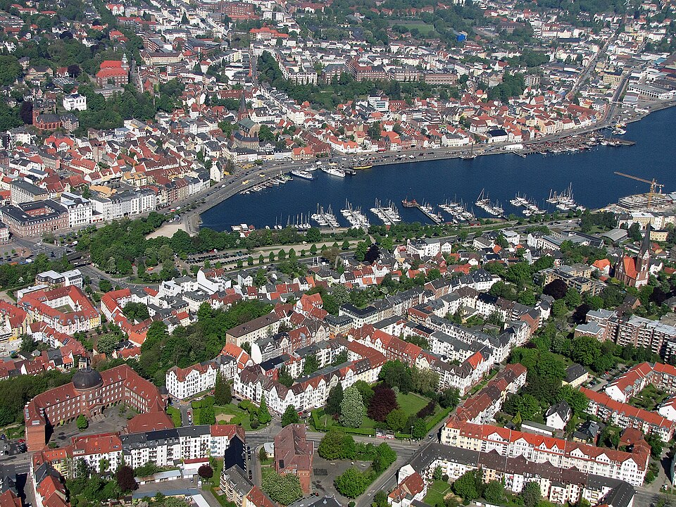 Dach-Fachbetriebe in Flensburg: Luftbild Schleswig-Holstein Zentrum – Foto: Wolfgang Pehlemann Dach-Fachbetriebe in Flensburg: Luftbild Schleswig-Holstein Zentrum