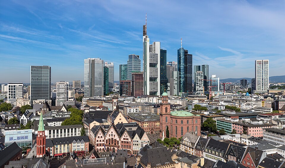 Dach-Fachbetriebe in Frankfurt am Main: Frankfurter Altstadt mit Skyline – Foto: Thomas Wolf Dach-Fachbetriebe in Frankfurt am Main: Frankfurter Altstadt mit Skyline
