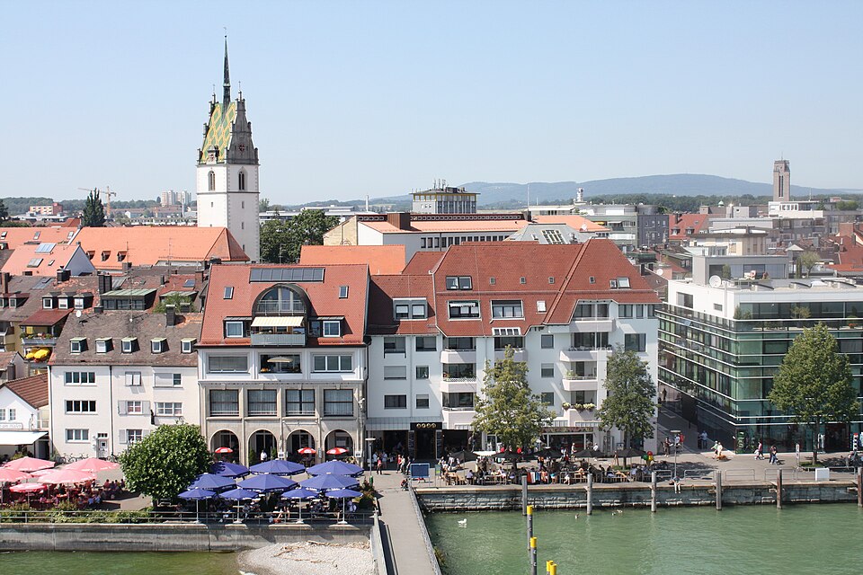 Dach-Fachbetriebe in Friedrichshafen: Blick vom Moleturm auf die Altstadt