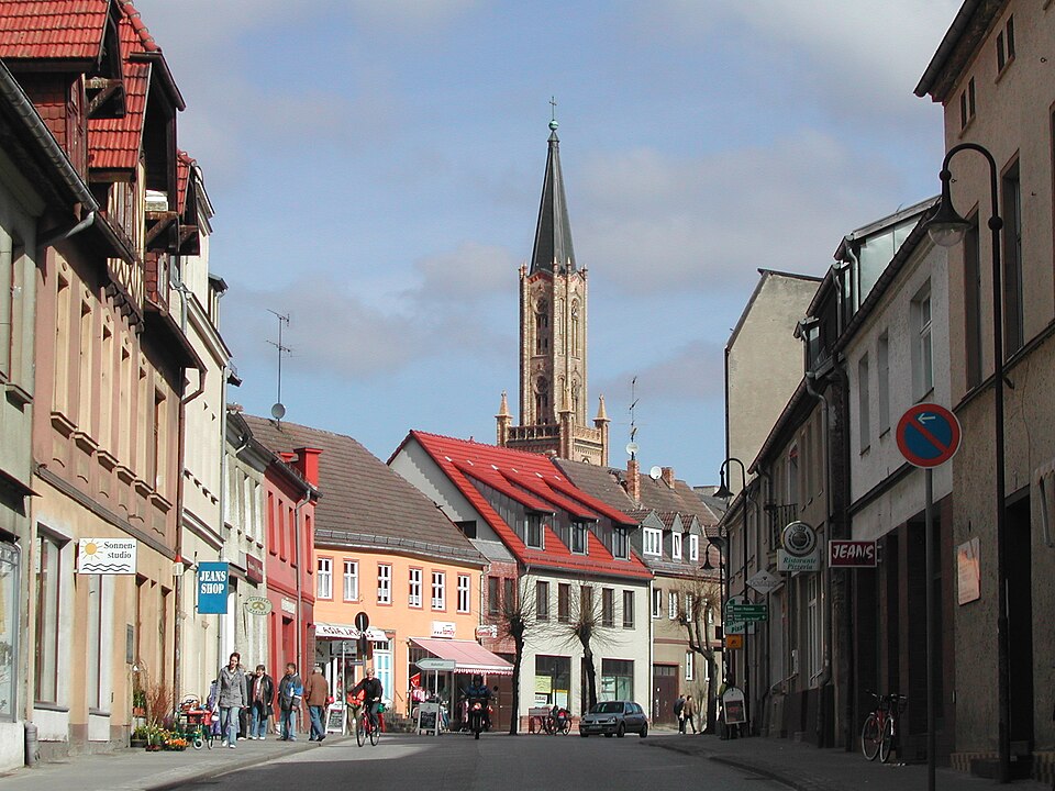 Dach-Fachbetriebe in Fürstenberg: Havel-Kirchturm mit Brandenburger Strasse – Foto: Christopher Voitus Dach-Fachbetriebe in Fürstenberg: Havel-Kirchturm mit Brandenburger Strasse
