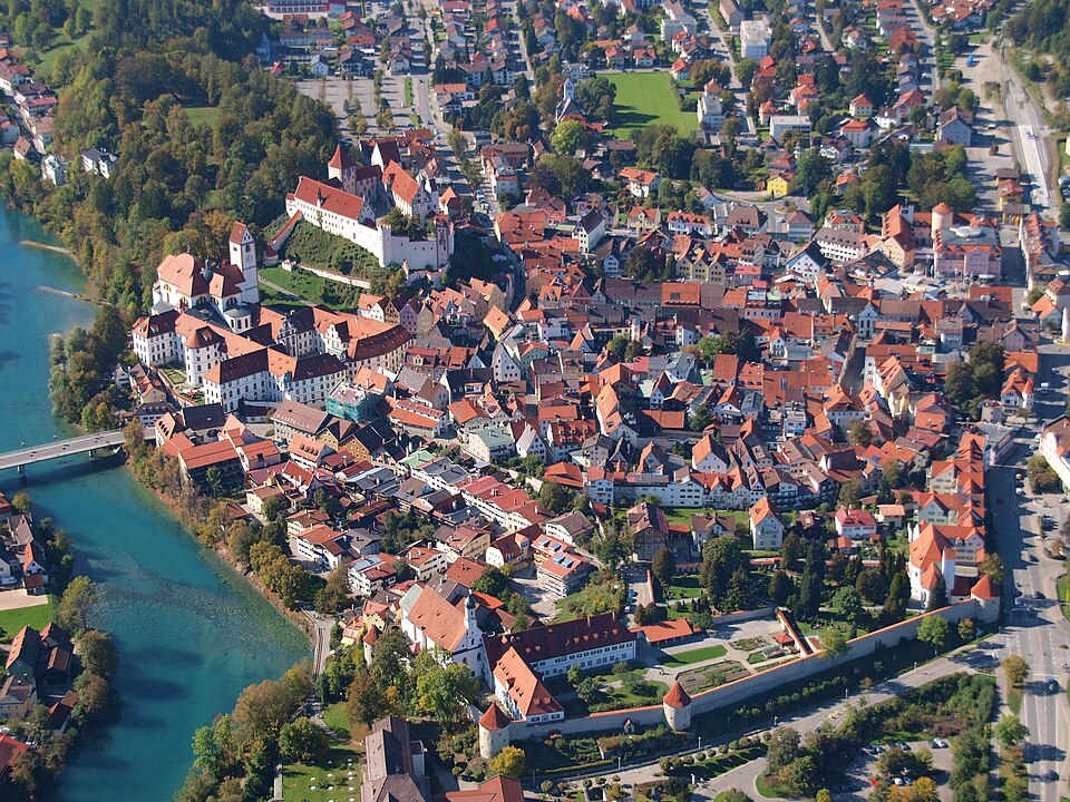 Dach-Fachbetriebe in Füssen: Stadtansicht – Foto: Wolkenkratzer Dach-Fachbetriebe in Füssen: Stadtansicht