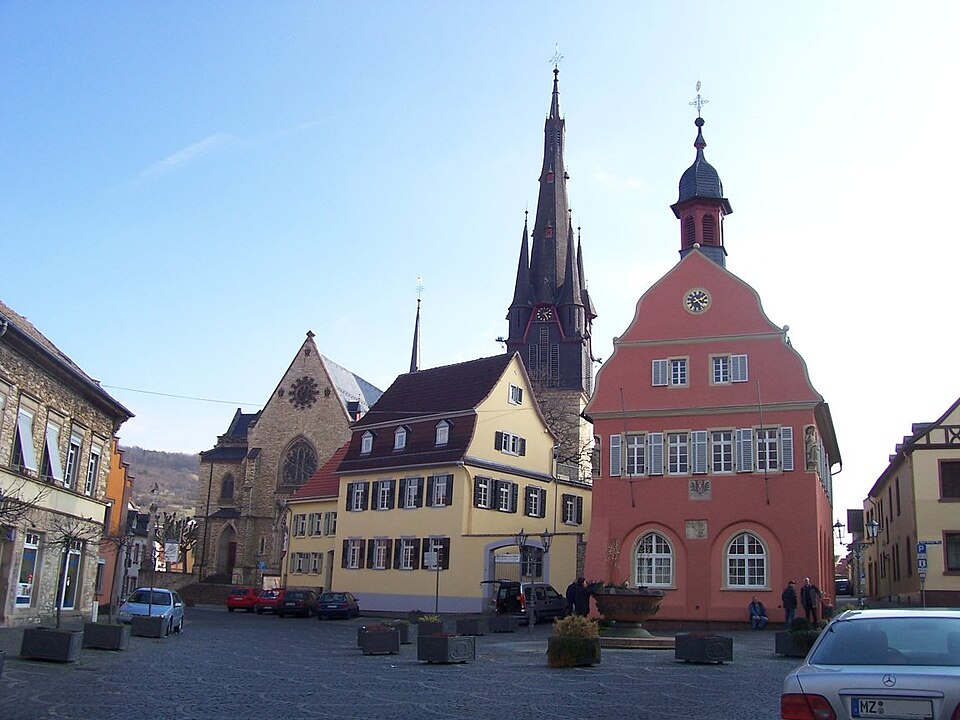 Dach-Fachbetriebe in Gau-Algesheim: Rathaus am Marktplatz – Foto: Traveler100 Dach-Fachbetriebe in Gau-Algesheim: Rathaus am Marktplatz
