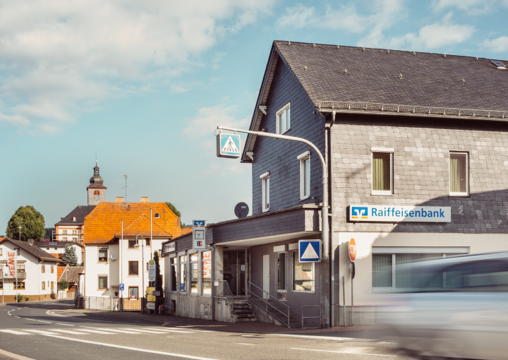 Dach-Fachbetriebe in Grävenwiesbach: Stadtansicht – Foto: Meik Merkelbach Raiffeisenbank Grävenwiesbach Dach-Fachbetriebe in Grävenwiesbach: Stadtansicht