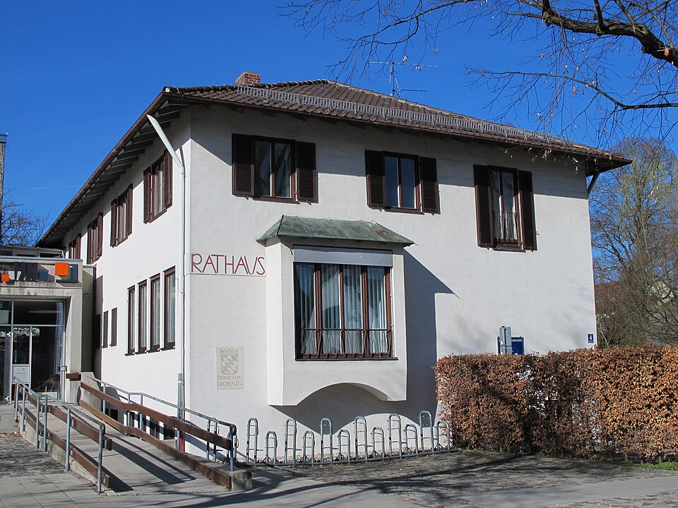 Dach-Fachbetriebe in Gröbenzell: Rathaus – Foto: Kritzolina Dach-Fachbetriebe in Gröbenzell: Rathaus