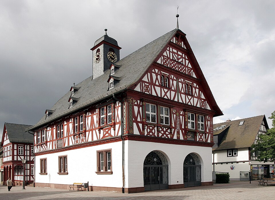 Dach-Fachbetriebe in Groß-Gerau: Gross Rathaus – Foto: Armin Kübelbeck --Kuebi 08:40, 17 May 2007 Dach-Fachbetriebe in Groß-Gerau: Gross Rathaus