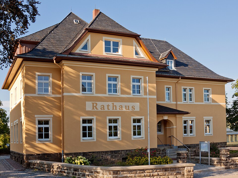 Dach-Fachbetriebe in Großschirma: Rathaus – Foto: Unukorno Dach-Fachbetriebe in Großschirma: Rathaus