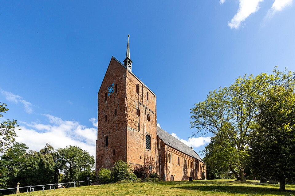 Dach-Fachbetriebe in Hage: St.-Ansgari-Kirche
