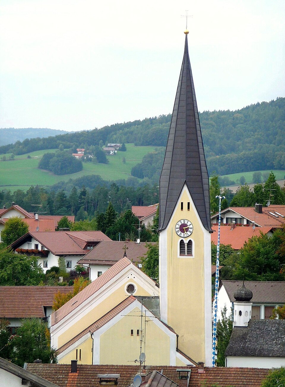 Dach-Fachbetriebe in Haibach: Kirche – Foto: Konrad Lackerbeck Dach-Fachbetriebe in Haibach: Kirche