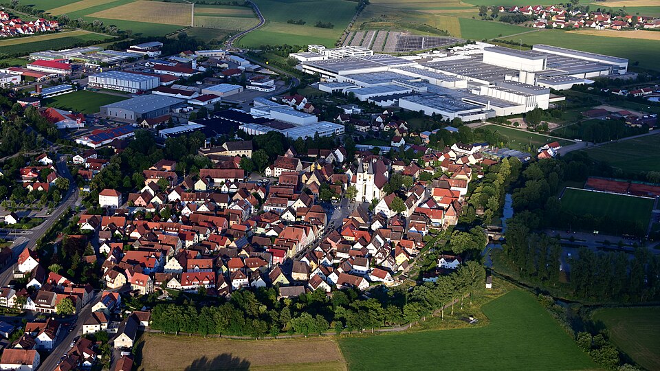 Dach-Fachbetriebe in Herrieden: Stadtansicht – Foto: Wolkenkratzer Dach-Fachbetriebe in Herrieden: Stadtansicht