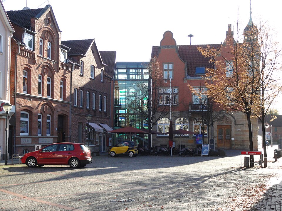 Dach-Fachbetriebe in Hessisch Oldendorf: Marktplatz mit Rathaus – Foto: Fubb-a84 Dach-Fachbetriebe in Hessisch Oldendorf: Marktplatz mit Rathaus