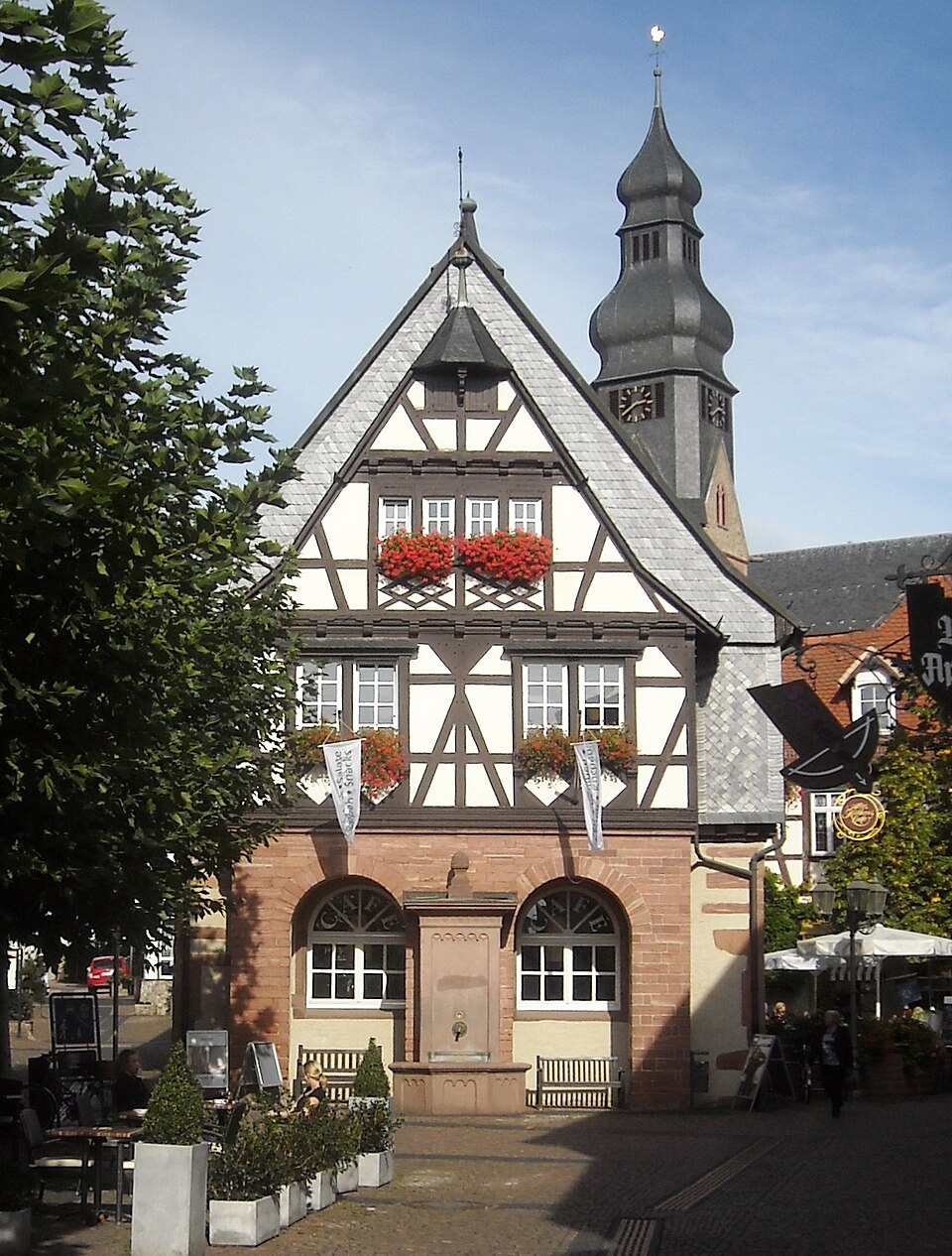 Dach-Fachbetriebe in Hofheim am Taunus: Altes Rathaus – Foto: Rudolf Stricker Dach-Fachbetriebe in Hofheim am Taunus: Altes Rathaus
